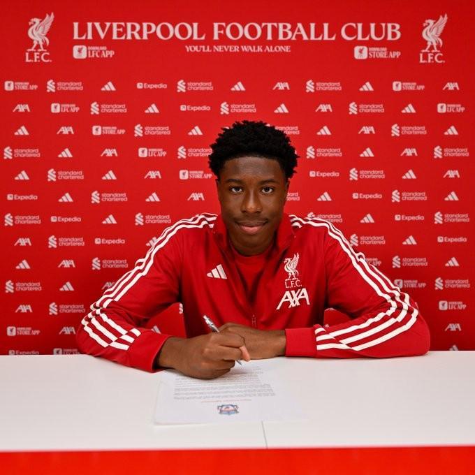 官方:利物浦与18岁后卫埃罗博马签下首份职业合同